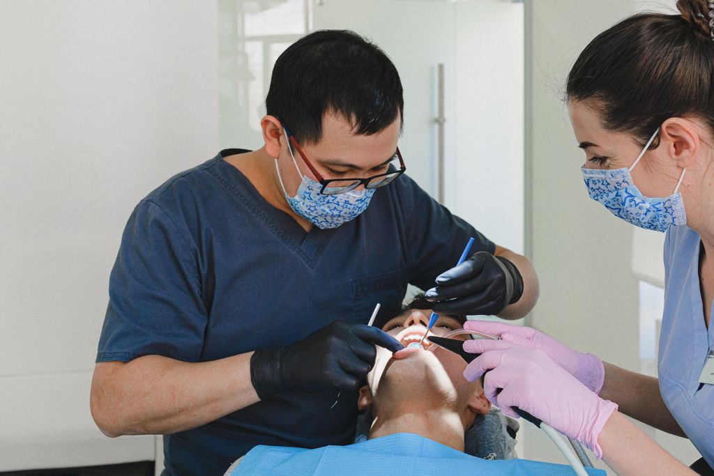 Limpieza dental profesional: por qué es la base de una boca sana